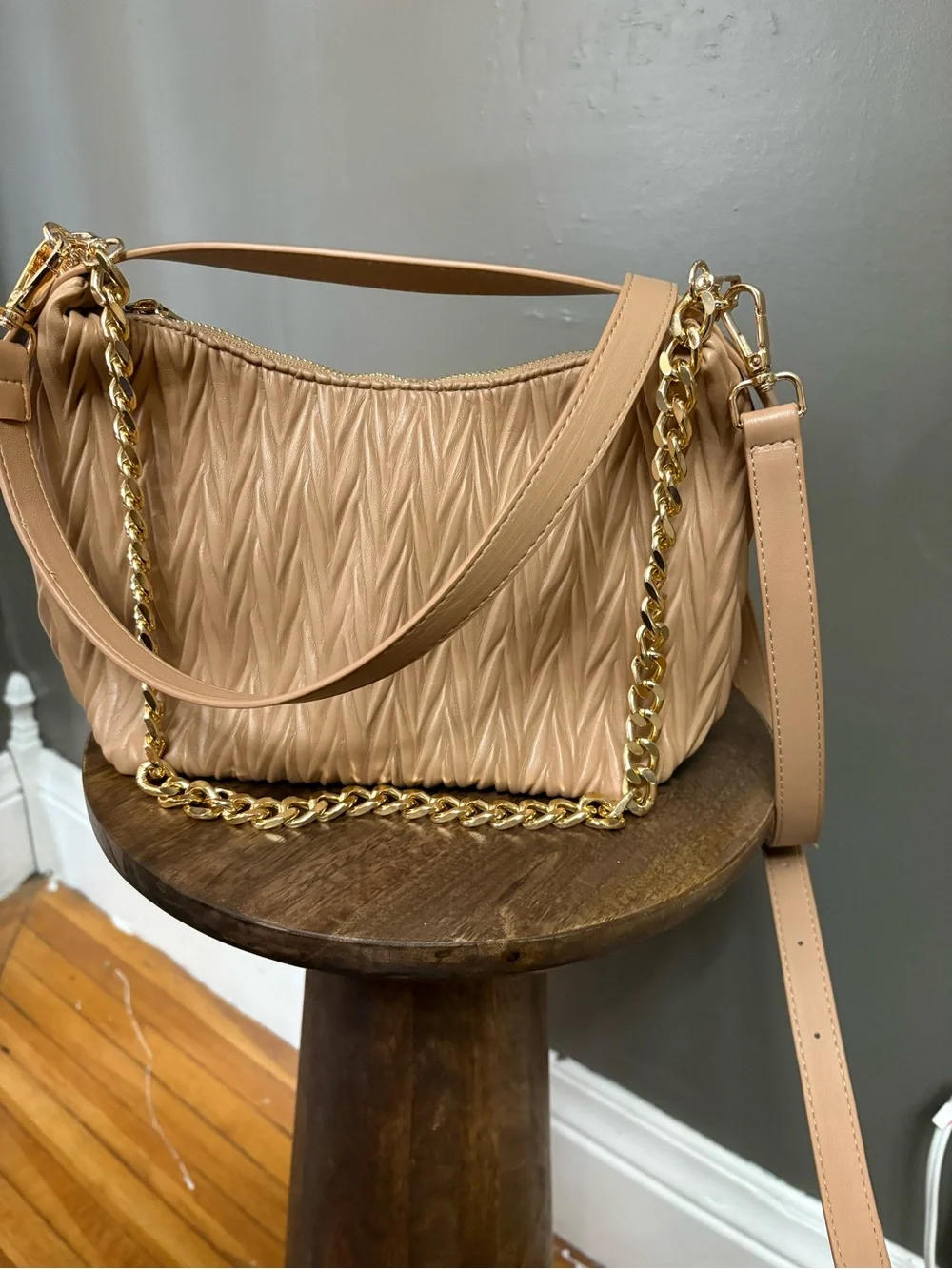New Without Tags Jen & Co Quilted Purse Shoulder Bag in Tan with Gold Chain